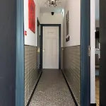 Petite With Wifi, Ac, And Shared Kitchen דירה