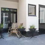 Petite With Wifi, Ac, And Shared Kitchen דירה