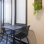 דירה Petite With Wifi, Ac, And Shared Kitchen טילבורג