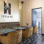 Petite With Wifi, Ac, And Shared Kitchen דירה