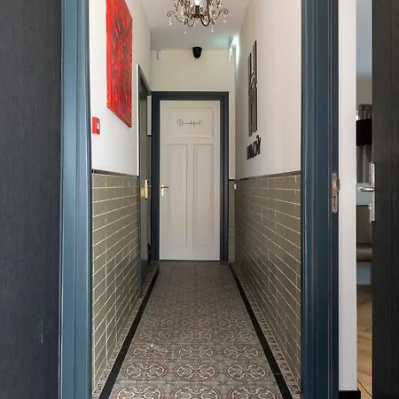 Petite With Wifi, Ac, And Shared Kitchen Apartman