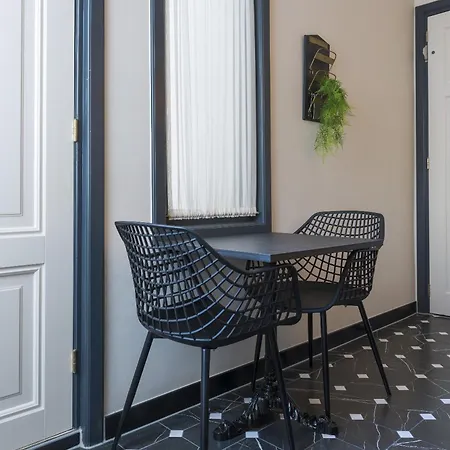 Appartamento Petite With Wifi, Ac, And Shared Kitchen *