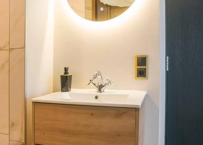 Apartment Petite With Wifi, Ac, And Shared Kitchen *