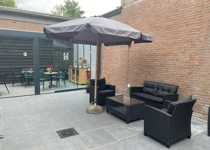 Petite With Wifi, Ac, And Shared Kitchen Apartment *