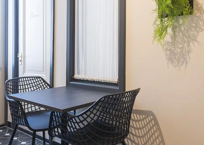 아파트 Petite With Wifi, Ac, And Shared Kitchen 튈뷔르흐