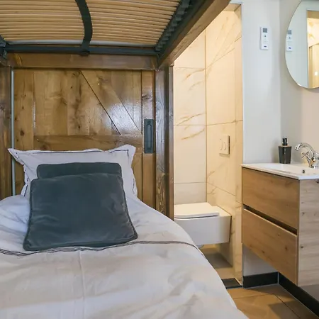 Petite With Wifi, Ac, And Shared Kitchen דירה טילבורג