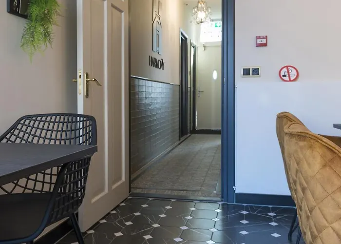 Petite With Wifi, Ac, And Shared Kitchen Apartament